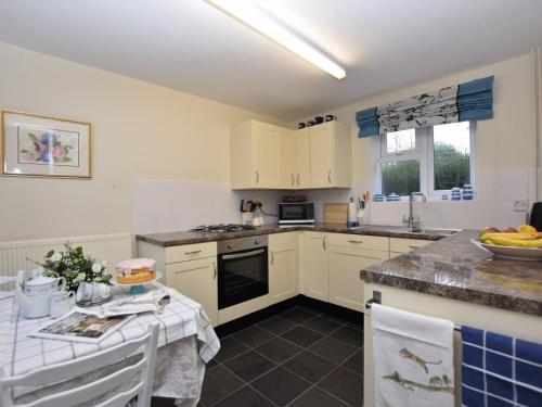 Η κουζίνα ή μικρή κουζίνα στο 2 Bed in Dedham 42650