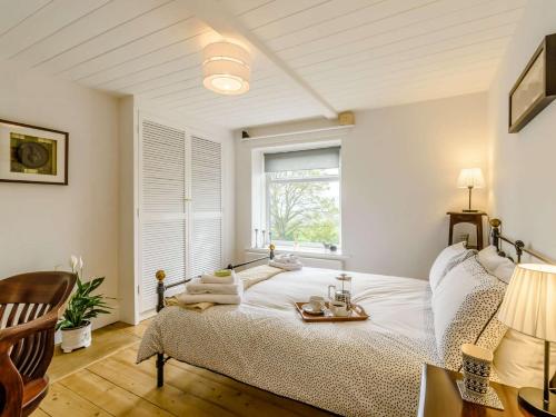 una camera da letto bianca con un letto e una finestra di 4 bed in North York Moors 82262 a Danby