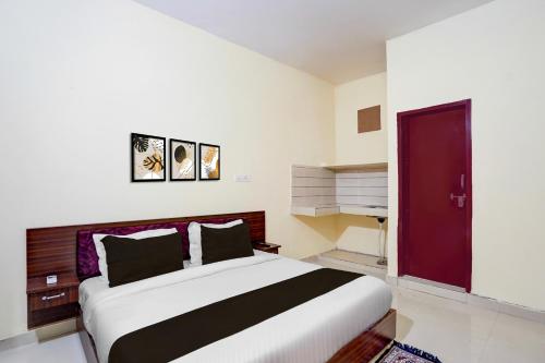 Cama o camas de una habitación en Hotel O Deepak Hotel