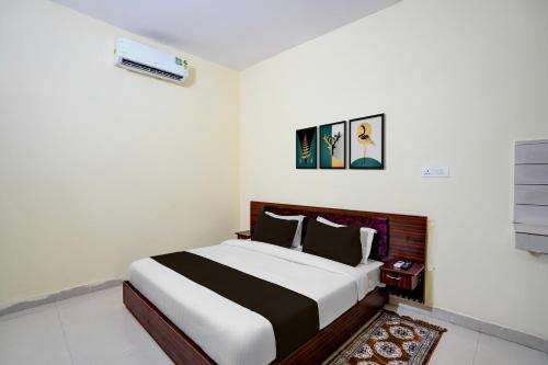 a bedroom with a large bed in a room at Hotel O Deepak Hotel in Gurgaon