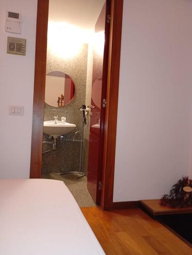 a bedroom with a bed and a bathroom with a sink at Pretty twin Palatina Centro Torino in Turin
