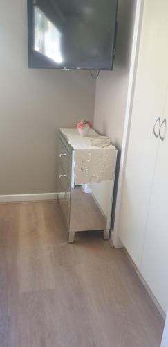 Μια τηλεόραση ή/και κέντρο ψυχαγωγίας στο Island Rose - Luxe Resort Villa 3 x bedroom - Phillip Island