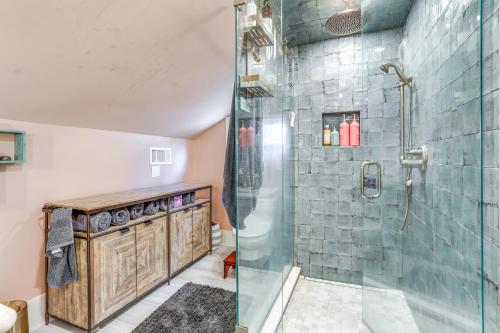 y baño con ducha con cabina de ducha de cristal. en Stay Near LSU! Baton Rouge Home 3 Mi to Stadium, en Baton Rouge