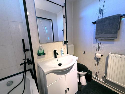 Bilik mandi di Elite Apartment