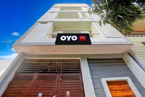 a building with a oro sign on the side of it at SPOT ON Rajshree Homestay Varanasi in Varanasi