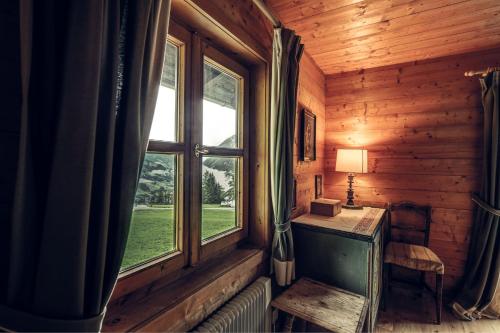 a room with a window in a log cabin at Bergidyll Heiligenblut am Glockner in Heiligenblut