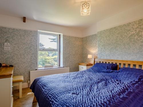 Postel nebo postele na pokoji v ubytování 3 bed in Abbotsham 78373
