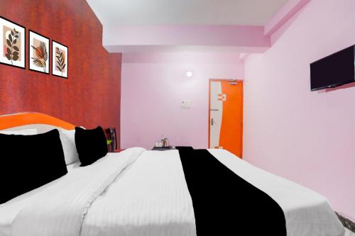 Ένα ή περισσότερα κρεβάτια σε δωμάτιο στο Hotel O The Triotel Inn