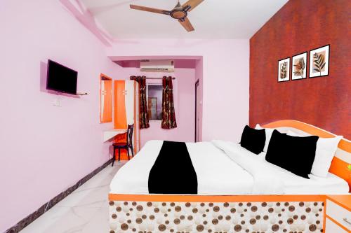 Ένα ή περισσότερα κρεβάτια σε δωμάτιο στο Hotel O The Triotel Inn