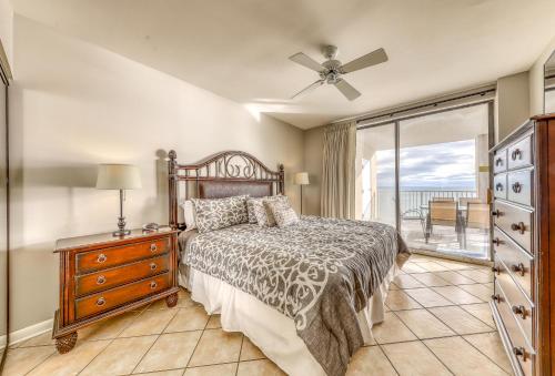 une chambre avec un lit, une commode et une fenêtre dans l'établissement Bluewater 1404, à Romar Beach