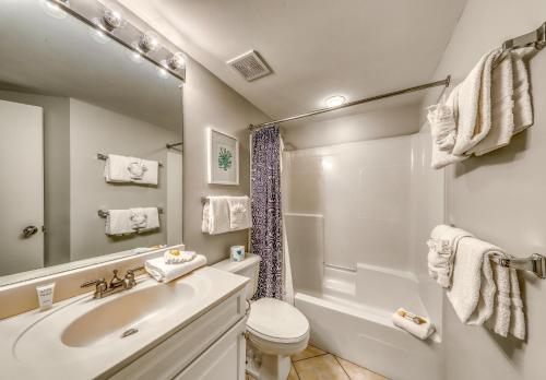 une salle de bain avec un lavabo, des toilettes et une baignoire dans l'établissement Bluewater 1404, à Romar Beach