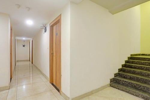 a hallway with stairs and a door in a building at Townhouse Oak City Centre Dhanbad Formerly Hotel Kuber Inn in Dhanbād