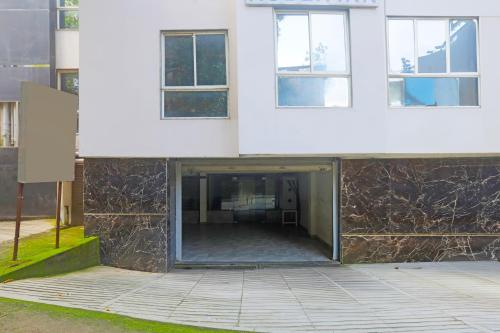 a building with a large doorway in front of it at Townhouse Oak City Centre Dhanbad Formerly Hotel Kuber Inn in Dhanbād