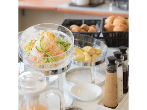 東根市にあるSmile Hotel Sakurambo Higashine - Vacation STAY 30014vのカウンターの上に他の食べ物と一緒に容器に入ったサラダ
