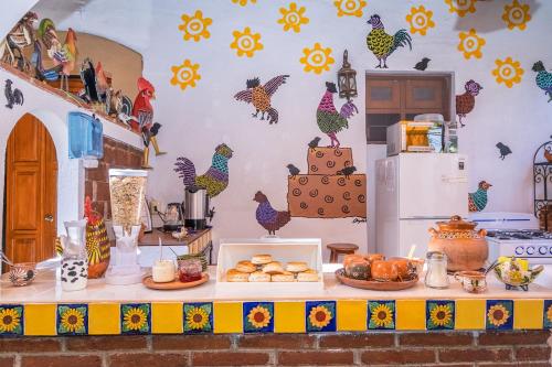 Una cocina con una mesa con comida encima. en Las Mariposas Hotel & Studios, en Oaxaca City