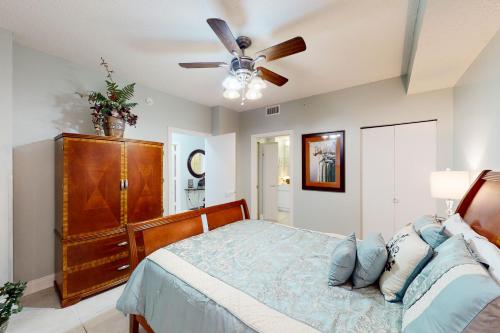 Un dormitorio con una cama y un ventilador de techo. en Beach Colony of Perdido E07B, en Perdido Key