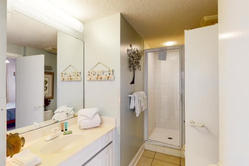 Un baño blanco con ducha y lavabo. en Beach Colony of Perdido E07B, en Perdido Key