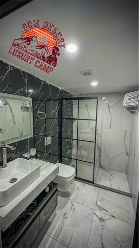 Vannituba majutusasutuses DESERT LUXURY CAMp & BUBBLES ROOM