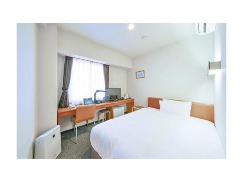 東根市にあるSmile Hotel Sakurambo Higashine - Vacation STAY 30005vのベッドと机とパソコンのある部屋