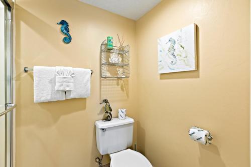 パナマ・シティ・ビーチにあるThe Commodore #302Bのバスルーム(トイレ、タオル掛け付)