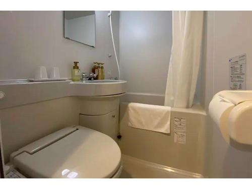 Un baño pequeño con inodoro y lavabo. en Maniwa City Hotel Sunrise - Vacation STAY 98579v, en Maniwa