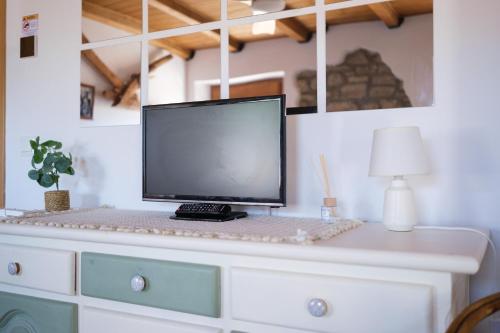 a computer monitor sitting on top of a desk at Casa Maza Apartamentos in Biescas