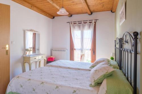 a bedroom with two beds and a window at Casa Maza Apartamentos in Biescas