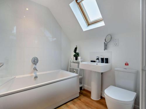 ハンマンビーにある2 Bed in Filey 89281の浴槽、洗面台、トイレを備えたバスルーム