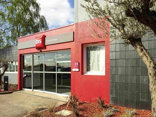 a red building with a ups sign on it at ibis Lorient Centre Hôtelier in Caudan