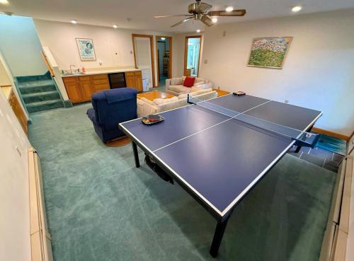 Kemudahan pingpong di MWP69 Spacious 5-bedroom condo, partial Notch views, 2 min to skiing! atau berdekatan