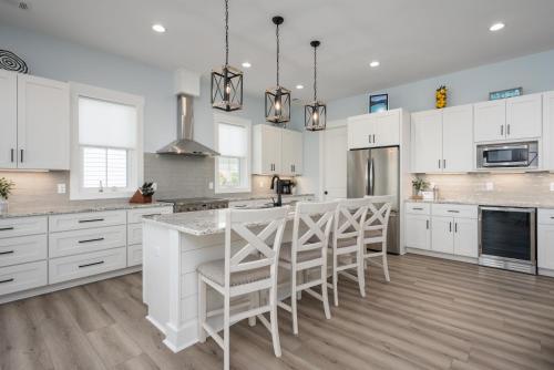 Kuchyň nebo kuchyňský kout v ubytování New Custom Built 5-Bedroom Coastal Retreat - Harbor Island, SC