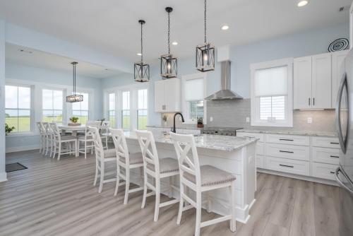 Kuchyň nebo kuchyňský kout v ubytování New Custom Built 5-Bedroom Coastal Retreat - Harbor Island, SC