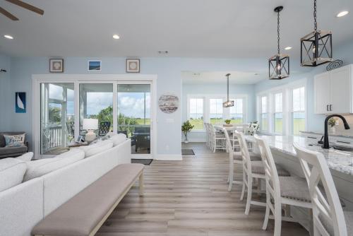 Fotografie z fotogalerie ubytování New Custom Built 5-Bedroom Coastal Retreat - Harbor Island, SC v destinaci Cedar Reef Villas