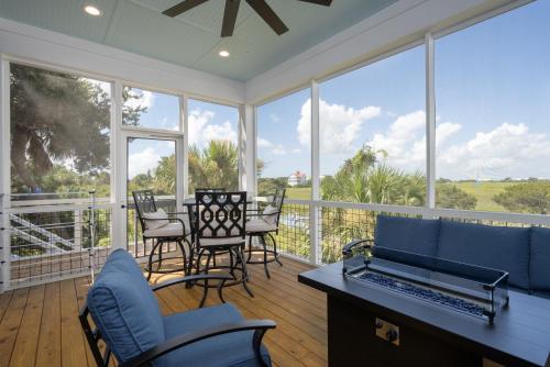 Balkón nebo terasa v ubytování New Custom Built 5-Bedroom Coastal Retreat - Harbor Island, SC