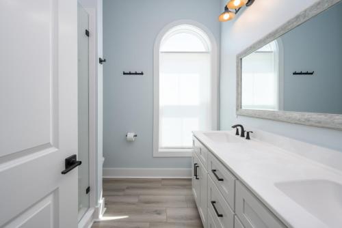 Koupelna v ubytování New Custom Built 5-Bedroom Coastal Retreat - Harbor Island, SC