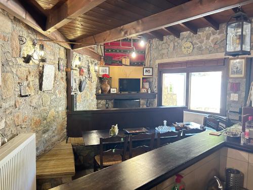 Фотография из галереи Εθιά Παραδοσιακή πετρόχτιστη οικία Ethia Traditional house of stone в городе Ethiá