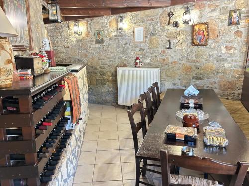 Напитки в Εθιά Παραδοσιακή πετρόχτιστη οικία Ethia Traditional house of stone