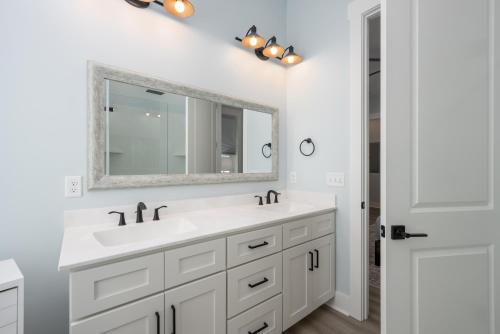 Koupelna v ubytování New Custom Built 5-Bedroom Coastal Retreat - Harbor Island, SC