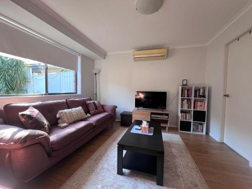 Χώρος καθιστικού στο Golden Getaway, Private 3x bedroom home with 2x living spaces and study