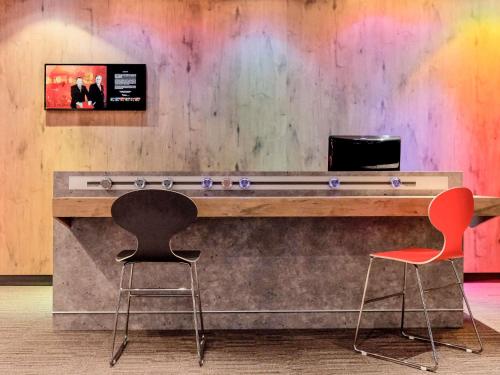 TV a/nebo společenská místnost v ubytování ibis Lyon Gare Part Dieu