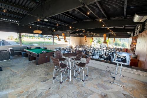 a restaurant with a pool table and a bar at Chácara Cabanas e Eventos Peniel in Campina Grande do Sul