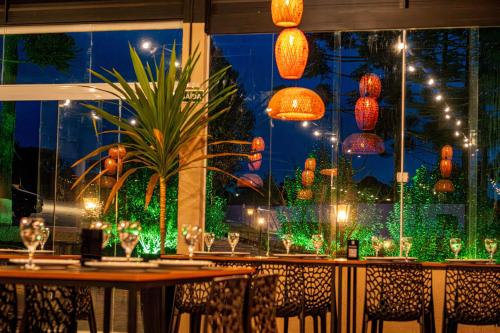 a restaurant with tables and chairs and lanterns at Chácara Cabanas e Eventos Peniel in Campina Grande do Sul