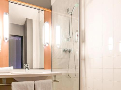 a bathroom with a shower and a sink at ibis Montélimar Nord in Saulce-sur-Rhône