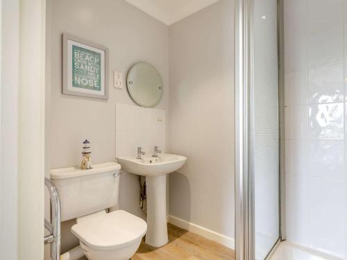 Un baño con inodoro, lavabo y ducha. en 3 Bed in Falmouth 89103, en Budock Water