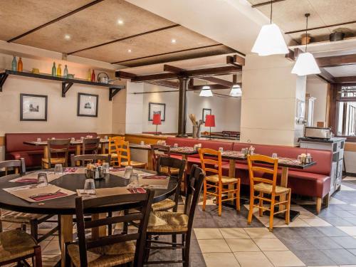 a restaurant with tables and chairs and a bar at ibis Paris Porte D'Orleans in Montrouge