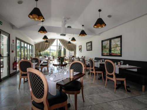 a dining room with tables and chairs at ibis Périgueux Centre in Périgueux