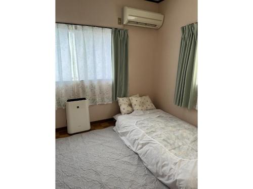 a small bedroom with a bed and a window at Guest House Aoi - Vacation STAY 20033 in Mitsugarasuchō