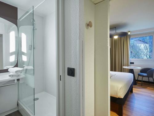 Una cama o camas en una habitación de Ibis Sallanches Porte du MontBlanc