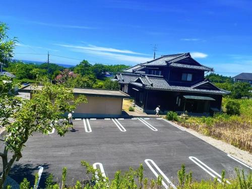 坂井市にあるHot Spring Guest House Mikunien - Vacation STAY 18660vの建物の前の空の駐車場