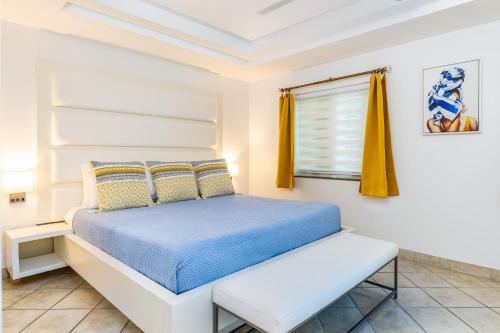 Ένα ή περισσότερα κρεβάτια σε δωμάτιο στο 1 Bdrm Pool Garden View at The Yacht Club D3